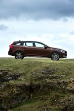 Volvo V60 D3 Cross Country 2015 года (UK)
